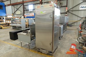 Smo-King Turbo 1100c Smoke Cabinet, Stainless Steel, Led Control Panel, Approx 800 X 800 X H2100mm, 1 X Door Lock Handle Missing (Untested)
