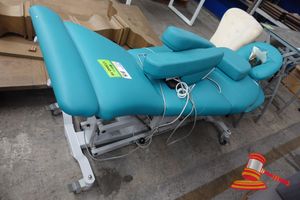 55 · 1 X ATHLEGEN ELECTRIC TREATMENT TABLE, TURQUOISE UPHOLSTERY, HANNING KL 95 ACTUATOR SYSTEM, PROD DAT: 10/05, APPROX; 1.7M L X 660MM W X 670MM H, UNTESTED (DAMAGE TO UPHOLSTERY / HEAD REST)