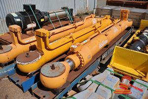 4 · 1 X HYDRAULIC CYLINDER, TYPE: XCMG BUCKET LT360CDRH, BORE: 250MM, STROKE: 2450MM, PRESSURE: 35 MPA, SN (PARTLY VISIBLE, PLATE DAMAGED), APPROX; 4M L X 440MM W X 960MM H (REF;4974647896)