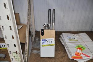 257 · KNIFE BLOCK WITH POULTRY SHEARS - KNIFE AND BREAD KNIFE