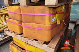 24 X Liner 400x400x250 Sqr Topdeck Beam, L 120 X W 120 X H 70 (Cm) Yellow Polyurethane, Stacked On Pallet (Some Marks), (B2572517)