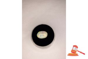 32 · COOBER PEDY OPAL, OVAL CUT, 2.5 CTS