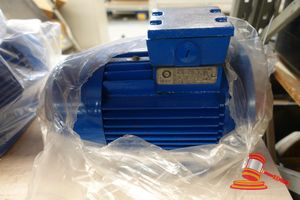 394 · 1 X B&L 3-PHASE INDUCTION MOTOR, TYPE: YS90L-2, 2.2KW, 415V, 2800R/MIN, UNTESTED