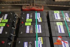 112 · 2x KOMATSU LEAD ACID BATTERIES, NO:58D0601190, 1425 CCA, 440 VC, UNTESTED ( S44#RITM0767058,DR#1441 )
