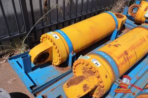 50 · 1 X KOMATSU 930E-5 OEM HOIST CYLINDERS, MATERIAL #: EM8376RM