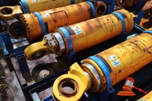 20 · 1 X KOMATSU 930E-5 OEM HOIST CYLINDERS, MATERIAL #: EM8376RM