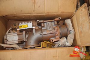 42 · 1 X CATERPILLAR INDUSTRIAL PUMP ASSEMBLY WITH MOTOR, CATERPILLAR P/N:341-2377, S/N:52Q01621-85C, (SURFACE RUST), IN A CRATE