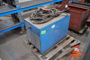 1 X Lincoln Idealarc Dc-600 Dc Arc Welder, Output 600 Amps - 44 Volts, Input 3 Phase 50/60hz, With Welding Leads, Untested, Some Marks/Rust, Approx; 570mm W X 980mm D X 670mm H, On A Pallet