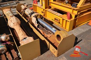 1 X Hydraulic Cylinder,Caterpillar 5686023 Approx 2.4m (Some Marks, Poss Requires Seals)