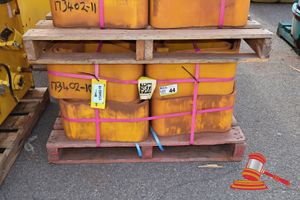 44 · 24 X LINER 400X400X250 SQR TOPDECK BEAM, L 120 X W 120 X H 70 (CM) YELLOW POLYURETHANE, STACKED ON PALLET (SOME MARKS), (B2572517)
