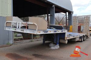 2014 Beaver Tail TIAG ST2 Drop Deck Semi Trailer White/Blue, Tandem Reg #: Unlicensed VIN: 6K9BEAVEREB096092 Features: Toolboxes, Spare Tyre, Loading Ramps, Container Pins, Turntable On A Pallet, Jack Stands, Winch. (*WP#4937*) Condition: **Rust On Frame.** Panel: FAIR, Paint: FAIR, Overall Condition: FAIR