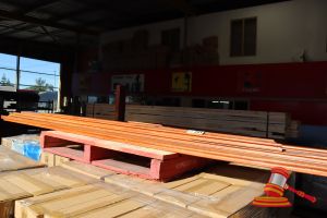 PALLET OF JARRAH HAND RAILS, VARIOUS LENGTHS FROM 2100mm TO 3000mm AND 1x JARRAH STAIRCASE SIDE RAIL