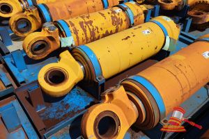 44 · 1 X KOMATSU 930E-5 OEM HOIST CYLINDERS, MATERIAL #: EM8376RM 30656 HRS