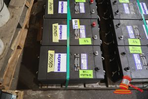 110 · 2x KOMATSU LEAD ACID BATTERIES, NO:58D0601190, 1425 CCA, 440 VC, UNTESTED ( S44#RITM0767058,DR#1441 )