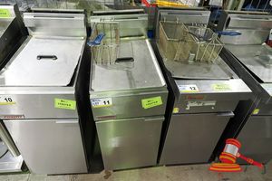 11 · FASTFRY (MODEL FF18) DEEP FRYER. SINGLE BAY, 1 x BASKET, NAT GAS. APPROX 400 X 740 X H1080MM