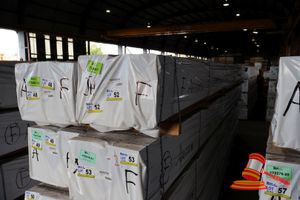 52 · PACK OF JARRAH SKIP DRESSED, FEATURE, 100mm x 25mm, PACK SIZE L5.7MT x W500mm x H450mm =900kg, 405LM (PACK# 320028365)