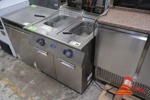 15 · ELECTROLUX E7FRGH2GF0 FRYER - SERIAL:51610006. FEATURES SPLIT PAN, 2 X BASKETS, NATURAL GAS, STAINLESS STEEL, FREESTANDING, 820MMW X 850MMD X 1140MMH. (749020)