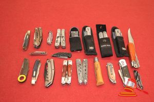 35 · 20 X ASSORTED MULTI PURPOSE TOOLS AND POCKET KNIVES