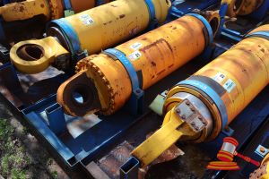 21 · 1 X KOMATSU 930E-5 OEM HOIST CYLINDERS, MATERIAL #: EM8376RM