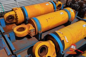 36 · 1 X KOMATSU 930E-5 OEM HOIST CYLINDERS, MATERIAL #: EM8376RM