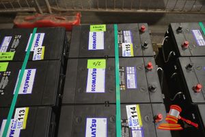 115 · 2x KOMATSU LEAD ACID BATTERIES, NO:58D0601190, 1425 CCA, 440 VC, UNTESTED ( S44#RITM0767058,DR#1441 )