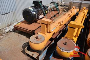 1 X Hydraulic Cylinder, Type: Xcmg Lt360cdlii, 250mm Bore, 2450mm Stroke, 35 Mpa, Sn:Xy3220100001, (Some Marks), Approx; 4m L X 440mm W X 960mm H (Ref;4974647896)