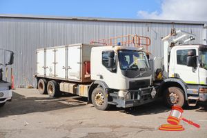 19 · 2017 Volvo FE Series 3 Truck White, 6 x 4, Manual, Diesel Reg #: Unlicensed ODO: 627,571 kms Showing on Clock Eng #: D8441861, VIN: YV2V001DXH2112857 Features: Bullbar, Lightbar, 1 x Spare Wheel, Beacon Light. (*Key # 23, WP#4800*) Condition:**Rust Around Windscreen, Scratched & Dented Bullbar, Tape On Left Side Of Mirror To Keep Attached.** Panel: POOR, Paint: FAIR, Glass: FAIR, Tyres: FAIR Dash: FAIR, Upholstery: FAIR, Floor: FAIR Overall Condition: FAIR