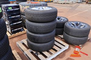 4 X Pirelli Scorpion, 275/60r20,115t, With Chrome Rims, 6 Hole, Some Missing Central Hub Cap, Poss Others, On A Pallet