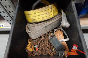 405 · 1 X PLASTIC BIN, CONTAINS: LIFTING STRAPS (YELLOW, GREY), RUSTY CHAIN WITH HOOK, RATCHET STRAP (ORANGE), (USED CONDITION)