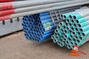 93 · APPROX 60 X GALVANISED STEEL SCAFFOLD TUBES, APPROX 4.5M (USED, SOME MARKS / PAINT RESIDUE)