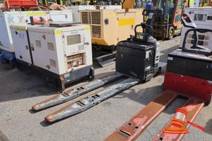 25 · 1 X CROWN ELECTRIC PALLET JACK, PE 4500 SERIES, SN:6A314332R, CAPACITY 3000KG, WITH VFORCE WET SERIES BATTERY SN:L-1434950 (UNTESTED, SOME MARKS)KEY 255