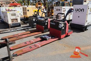 27 · 1 X RAYMOND ELECTRIC PALLET JACK, MODEL: 8400, SN:840-07-71162, TRACK WEIGHT 162 KGS, MAX BATTERY WEIGHT 690 KG, WITH CHARGER (UNTESTED)