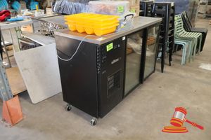 1 X WILLIAMS REFRIGERATION UNDER COUNTER FRIDGE, MODEL: HC2UGB-000, SERIAL NO: 107564, CAMEO ECO, BACK BAR, STAINLESS STEEL TOP, 2 X GLASS DOORS, L150 X W65 X H105, UNTESTED (SOME MARKS, DENTS)