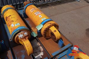 60 · 1 X KOMATSU 930E-5 OEM HOIST CYLINDERS, MATERIAL #: EM8376RM