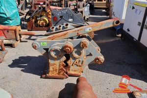 32 · EXCAVATOR MANUAL CRUSHER PULVERISER ATTACHMENT (HEAVY SURFACE RUST, USED CONDITION)