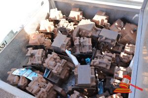 23 · APPROX 18 X KNORR NEW YORK AIR BRAKE COMPANY TYPE DB10 VALVES, P/N 775765, 775764 & OTHERS SUIT LOCOMOTIVES, DUST AND SURFACE CORROSION PRESENT, IN METAL CRATE