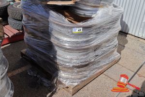 41 · 15 X TRUCK SPIDER RIMS, APPROX; 600MM D X 240MM THICK, RUST, SOME MARKS, ON A PALLET