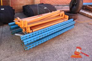 402 · BUNDLE OF PALLET RACKING, 4x UPRIGHTS AND 17x BEAMS, APPROX 1865mm