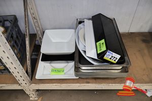 APPROX 15 X PLASTIC SERVING TRAYS AND BOWLS, VARIOUS SIZES AND COLOURS, INCLUDES: WHITE SQUARE BOWLS, BLACK RECTANGULAR TRAYS AND APPROX 7 X STAINLESS STEEL TRAYS