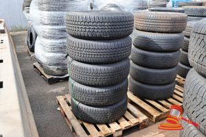 5 X Dunlop Grandtrek At30, 265/65r18, With Grey Rims, 6 Hole, Poss Others, On A Pallet