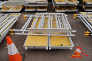 77 · MOBILE SCAFFOLD KIT 2.5m ( L ) x 1.3m ( W ), 1x FOLDING FRAME, 2x SIDE FRAMES, 4x FRAME SECURING PINS, 1x SOLID PLATFROM, 1x 2.5m TRAP DOOR PLATFORM
