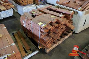 135 · PACK OF JARRAH DECKING FEATURE, 108 LM, 086 x 019, 9.82M2 WITH 9.5mm GAP (PACK NO: 320026211) TRANSPORT DIMS PACK SIZE L900 x W520 x H450,