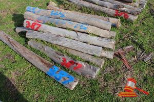 387 · BUNDLE OF 14 X JARRAH FENCE POSTS LOGS, 1.2 - 1.5 M LONG, 125 mm DIAMETER