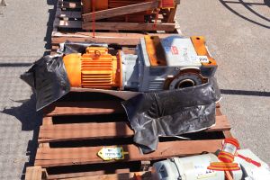 220 · 1 X WEG ELECTRIC MOTOR WITH GEARBOX, MODEL: W22M, FRAME: 112M, 3 KW, 50 HZ, , SN:1042336202, UNTESTED (SOME MARKS), APPROX; 850MM L X 360MM W X 350MM H, ON A PALLET