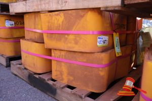 147 · 24 X LINER 400X400X250 SQR TOPDECK BEAM, L 120 X W 120 X H 70 (CM) YELLOW POLYURETHANE, STACKED ON PALLET (SOME MARKS), (B2572517)