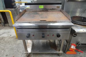 7 · 1 X SUPERTRON COMMERCIAL FLAT GRILL, GAS TYPE; NG X LPG, MODEL; TPG-600, APPROX; 900MM W X 800MM D X 1.2M H, UNTESTED SOME MARKS/ RUST