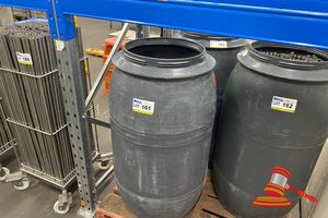 161 · APPROX 150 X STAINLESS STEEL HANGING/DRYING RODS AND GALVANISED BARS (LENGTH 1000MM) IN PLASTIC TUB
