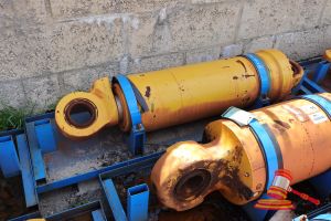 10 · 1 X KOMATSU 930E-5 OEM HOIST CYLINDERS, MATERIAL #: EM8376RM 26047 HRS