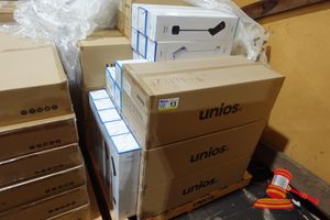 13 · PALLET OF UNIOS LIGHTING, APPROX 30+ X BOXES, INCLUDES: UNIOS SCOPE SR60 600MM SUSPENSION ROD SPOTLIGHT MODEL: SCSR0615.TW30.N, 15W, 24 DEGREE BEAM, 3000K, TEXTURED WHITE FINISH, QTY 6 PER BOX, VARIOUS OTHERS (POSS UNUSED, BOXED, ON A PALLET)