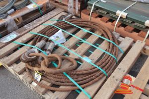 123 · 2 X WIRE ROPE ASSEMBLY, WITH HOOKS AND SHACKLES, SOME MARKS/RUST, ON A PALLET (REF:SAT-18824) (WHEATSTONE UPSTREAM)